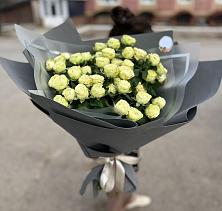 Букет Белые кустовые розы Солинеро в Новокавказском