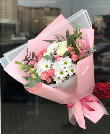 Букет цветов из: Розы, Лизиантусы и Хризантемы в Новокавказском